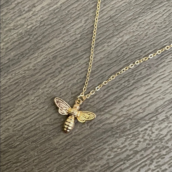 Jewelry - 💕Dainty Gold Honey Bee Necklace